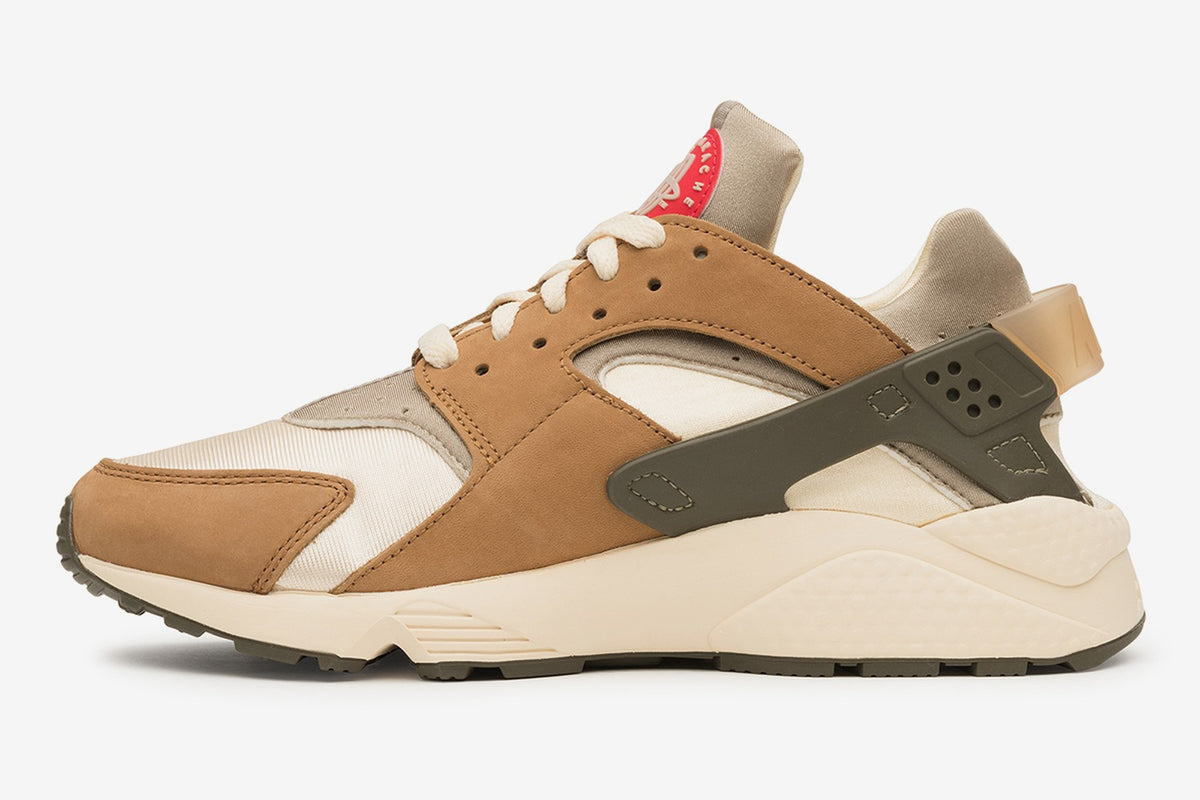 RAFFLE: STÜSSY x NIKE AIR HUARACHE LE "DESERT OAK/REED-LIGHT STRAW"