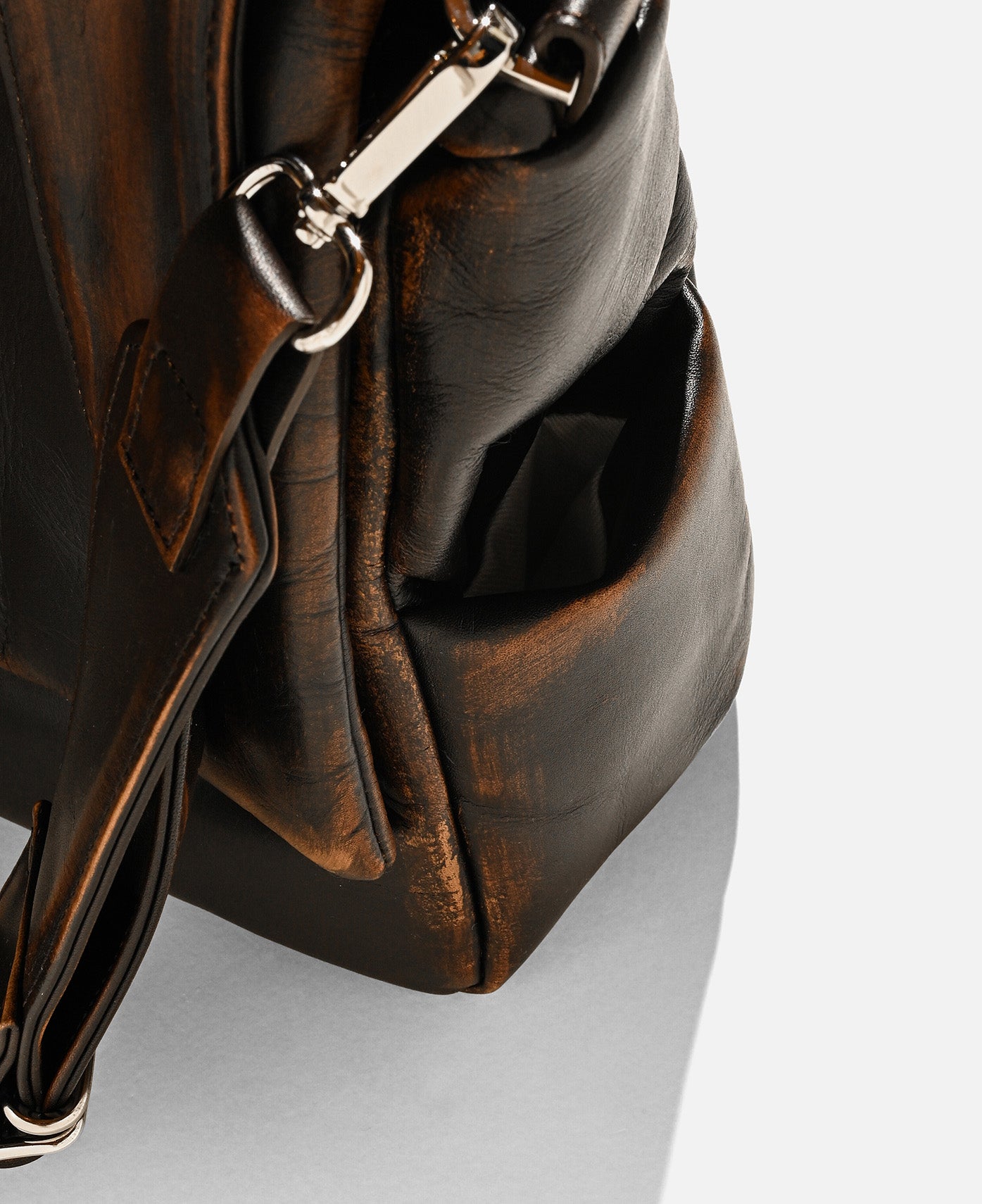 Vintage Leather Padded Flap Holiday Bag (Brown)